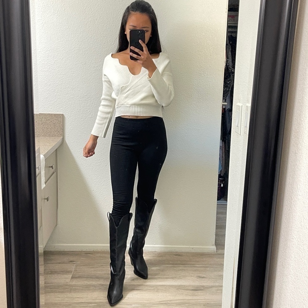BIN#11 - FASHION NOVA Women’s XS White Cropped Sweater - Picture 4 of 13